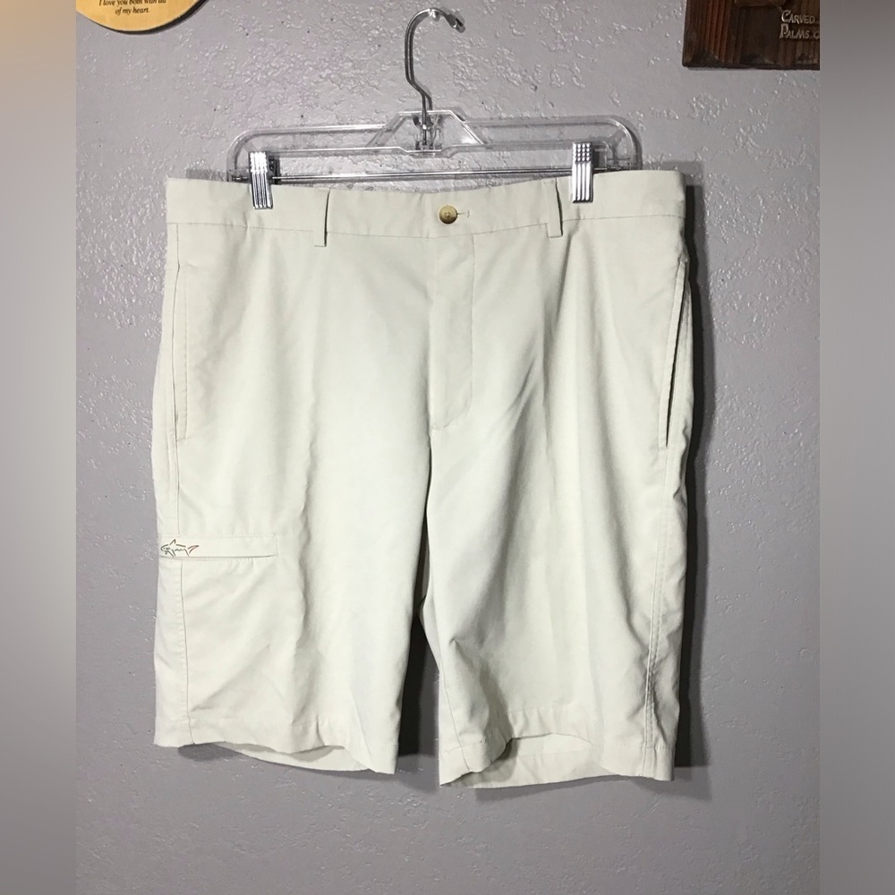 GREG NORMAN MEN’S HYBRID GOLF CARGO SHORTS Sz 36 POLYBLEND LIGNT KHAKI BEIGE